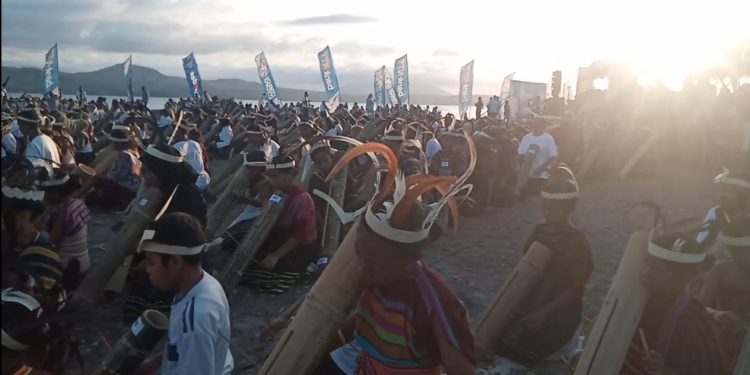 Atraksi 1.000 Tatong di Desa Balauring, Kecamatan Omesuri, Kabupaten Lembata saat Festival Uyelewun beberapa bulan lalu. Tatong merupakan alat musik tradisional etnis Kedang yang mendiami lereng Gunung Uyelewun. Tato g sejauh ini baru didesain untuk menyerupai bunyi gong untuk mengiringi tarian daerah Kedang.