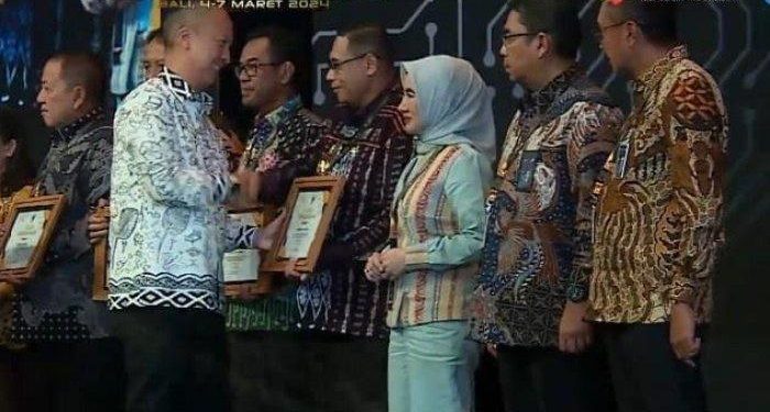 Penjabat Bupati Lembata Terima Penghargaan dari Kementerian Perindustrian