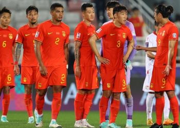 Kapten timnas China, Zhang Linpeng menangis lalu memutuskan pensiun setelah timnya ditahan imbang Singapura 2-2 di Kualifikasi Piala Dunia 2026. Ilustrasi timnas China. (REUTERS/IBRAHEEM AL OMARI)