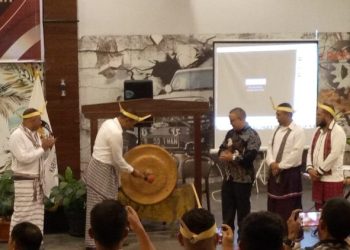 Ketua KPU Lembata Hermanus Haron Tadon menabuh gong menandai Peluncuran Tahapan Pilkada Lembata 2024 di Ballroom Olimpic Resto, Senin, 22 April 2024.