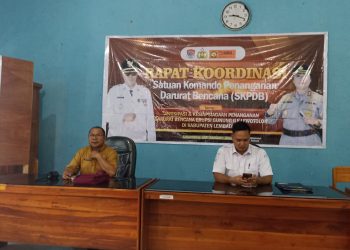 Kalak BPBD Lembata Yohanes Gregorius Solang Demong (kiri) saat memimpin rapat koordinasi penanggulangan bencana di Kabupaten Lembata.