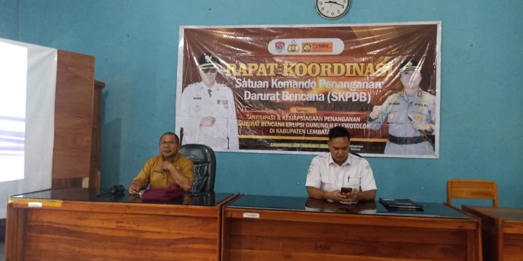 Kalak BPBD Lembata Yohanes Gregorius Solang Demong (kiri) saat memimpin rapat koordinasi penanggulangan bencana di Kabupaten Lembata.