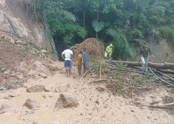 Material longsor berupa tanah, batu, dan pohon yang tumbang dan menutupi badan jalan di Desa Liwulagang akibat longsor yang terjadi Selasa, 2 April 2024 malam lalu.