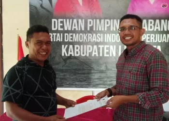 Sekretaris Internal DPC PDIP Lembata Broin Tolok menyerahkan formulir pendaftaran kepada bakal calon bupati/wakil bupati Erich Langobelen di Sekretariat PDIP Lembata.