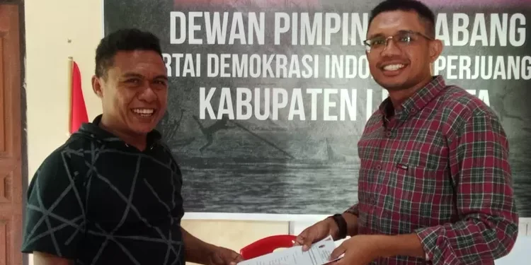 Sekretaris Internal DPC PDIP Lembata Broin Tolok menyerahkan formulir pendaftaran kepada bakal calon bupati/wakil bupati Erich Langobelen di Sekretariat PDIP Lembata.
