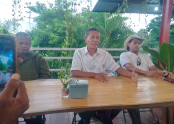 Paulus Doni Ruing (tengah), bakal calon bupati Lembata.