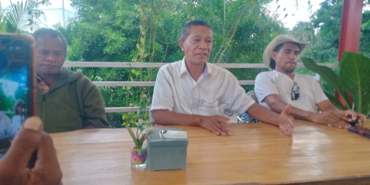 Paulus Doni Ruing (tengah), bakal calon bupati Lembata.