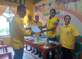 Kader Partai Golkar Abubakar Sulang Resmi mendaftar di Partai Golkar, Jumat, 19 April 2024 sore. Tampak Abubakar Sulang menyerahkan berkas pendaftaran kepada Tim 5.