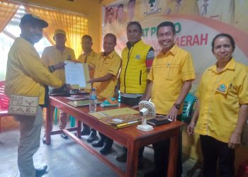 Sekretaris DPD II Partai Golkar Petrus Bala Wukak saat mendaftar dan diterima Tim 5 bersama jajaran pengurus Golkar Lembata, Jumat, 19 April 2024.