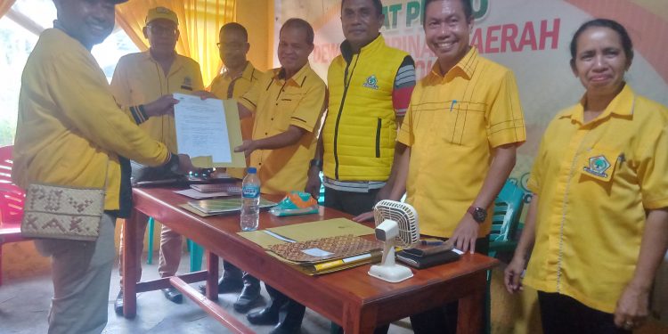 Sekretaris DPD II Partai Golkar Petrus Bala Wukak saat mendaftar dan diterima Tim 5 bersama jajaran pengurus Golkar Lembata, Jumat, 19 April 2024.