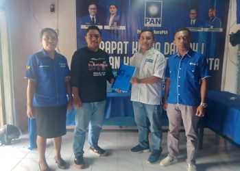 Rian Odel (dua dari kiri), Tim Aman menyerahkan berkas dokumen pendaftaran Apol Mayan (Aman) sebagai bakal calon bupati kepada Tim Lima DPD Partai Amanat Nasional, Senin, 22 April 2024.