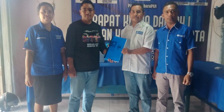 Rian Odel (dua dari kiri), Tim Aman menyerahkan berkas dokumen pendaftaran Apol Mayan (Aman) sebagai bakal calon bupati kepada Tim Lima DPD Partai Amanat Nasional, Senin, 22 April 2024.