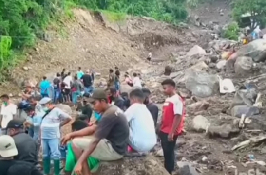 Proses evakuasi jasad korban banjir bandang di Waimatan, Kecamatan Ile Ape Timur saat bencana banjir bandang melanda wilayah itu, 4 April 2021 lalu.