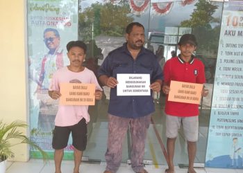 Abu Puen (tengah), Suplier yang menyediakan material pembangunan gedung Puskesmas Autaqnapoq bersama rekannya saat menyegel Puskesmas Autaqnapoq, Selasa, 16 April 2024.