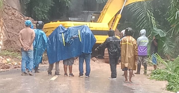 Excavator yang diturunkan ke lokasi longsor di Desa Liwulagang, Kecamatan Nagawutun sedang melakukan pembersihan material di badan jalan, Rabu, 3 April 2024.