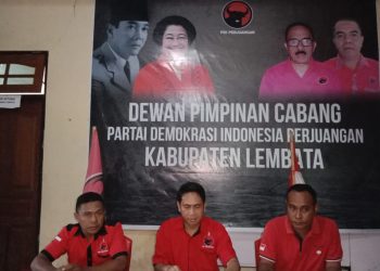 Wakil Ketua DPC PDI Perjuangan Heryanto Wijaya (tengah) di dampingi Sekretaris Internal Broin Tolok (kiri) dan Bendahara Rafael Miku Bediona (kanan) saat konferensi pers di Sekretariat DPC PDIP, Kamis (4/4/2024).