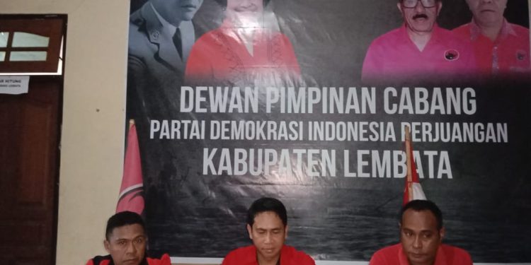 Wakil Ketua DPC PDI Perjuangan Heryanto Wijaya (tengah) di dampingi Sekretaris Internal Broin Tolok (kiri) dan Bendahara Rafael Miku Bediona (kanan) saat konferensi pers di Sekretariat DPC PDIP, Kamis (4/4/2024).
