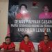 Wakil Ketua DPC PDI Perjuangan Heryanto Wijaya (tengah) di dampingi Sekretaris Internal Broin Tolok (kiri) dan Bendahara Rafael Miku Bediona (kanan) saat konferensi pers di Sekretariat DPC PDIP, Kamis (4/4/2024).