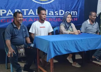 DPD Partai NasDem Kabupaten Lembata saat menggelar jumpa pers di Taman Daun, Lewoleba, Selasa, 30 April 2024. Tampak dari kiri, Wakil Ketua Bidang Media dan Komunikasi Publik Hiero Bokilia, Sekretaris DPD Partai NasDem Lembata Jhon Batafor, Yuni Damayanti Ketua DPD Partai NasDem Lembata, dan Pius Namang, Wakil Ketua Bidang Pemenangan Pemilu (Bappilu).