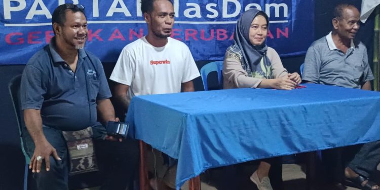 DPD Partai NasDem Kabupaten Lembata saat menggelar jumpa pers di Taman Daun, Lewoleba, Selasa, 30 April 2024. Tampak dari kiri, Wakil Ketua Bidang Media dan Komunikasi Publik Hiero Bokilia, Sekretaris DPD Partai NasDem Lembata Jhon Batafor, Yuni Damayanti Ketua DPD Partai NasDem Lembata, dan Pius Namang, Wakil Ketua Bidang Pemenangan Pemilu (Bappilu).