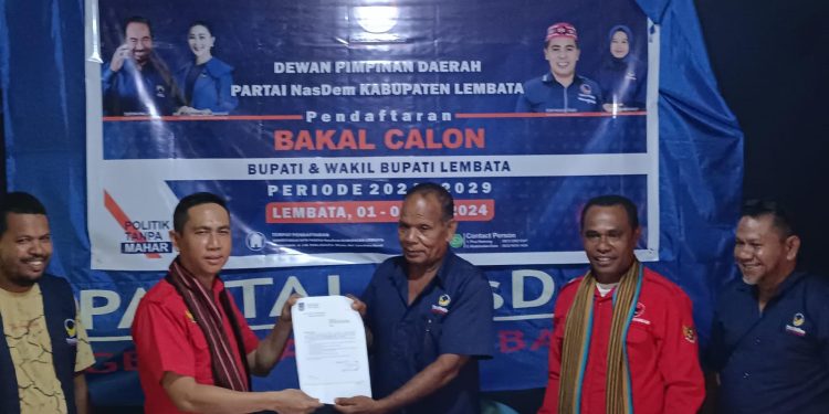 Bakal Calon Bupati Lembata Heriyanto Wijaya (dua dari kiri) menyerahkan berkas pendaftaran kepada Ketua Tim Sembilan DPD Partai NasDem Lembata Pius Namang didampingi Bakal Calon Wakil Bupati Lembata Rafael Ratu saat mendaftar, Selasa, 7 Mei 2024.