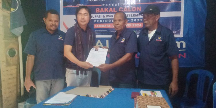 Bakal Calon Bupati Lembata dr Jimmy Sunur menyerahkan berkas pendaftaran kepada Ketua Tim Sembilan DPD Partai NasDem Lembata Pius Namang saat mendaftar di Sekretariat DPD NasDem Lembata, Jumat, 3 Mei 2024.