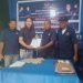 Bakal Calon Bupati Lembata dr Jimmy Sunur menyerahkan berkas pendaftaran kepada Ketua Tim Sembilan DPD Partai NasDem Lembata Pius Namang saat mendaftar di Sekretariat DPD NasDem Lembata, Jumat, 3 Mei 2024.
