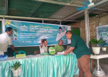 Apolonaris Mayan (Aman), bakal calon bupati Lembata saat penelitian berkas calon di Desk Pilkada DPC PKB Lembata, Sabtu, 4 Mei 2024.