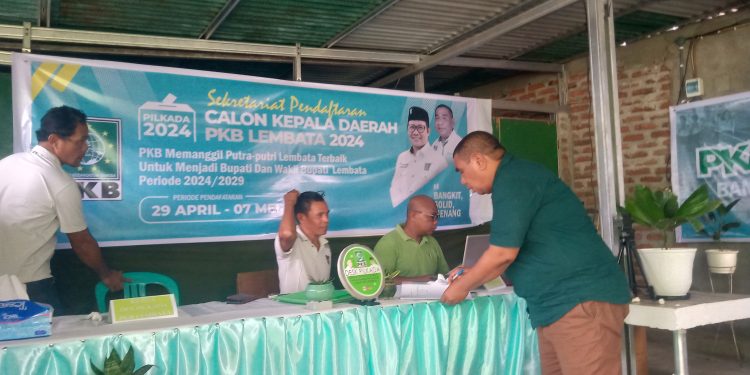 Apolonaris Mayan (Aman), bakal calon bupati Lembata saat penelitian berkas calon di Desk Pilkada DPC PKB Lembata, Sabtu, 4 Mei 2024.