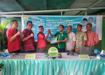 Bakal Calon Wakil Bupati Lembata Yohanes Brekmans Brino Tolok menyerahkan dokumen pendaftaran kepada Desk Pilkada DPC PKB Lembata Wilhelmus Patal Kedang saat mendaftar di DPC PKB Lembata, Senin, 6 Mei 2024.