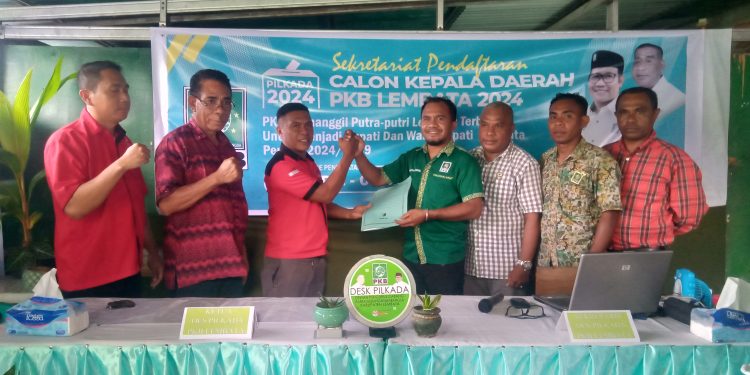 Bakal Calon Wakil Bupati Lembata Yohanes Brekmans Brino Tolok menyerahkan dokumen pendaftaran kepada Desk Pilkada DPC PKB Lembata Wilhelmus Patal Kedang saat mendaftar di DPC PKB Lembata, Senin, 6 Mei 2024.