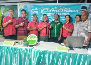 Bakal Calon Wakil Bupati Lembata Yohanes Brekmans Brino Tolok foto bersama jajaran pengurus DPC PDIP Lembata dan PKB.