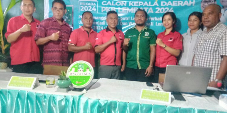 Bakal Calon Wakil Bupati Lembata Yohanes Brekmans Brino Tolok foto bersama jajaran pengurus DPC PDIP Lembata dan PKB.