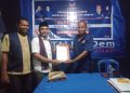 Juprians Lamabelawa menyerahkan berkas pendaftaran kepada Ketua Tim Sembilan DPD Partai NasDem Lembata Pius Namang saat mendaftar sebagai bakal calon wakil bupati Lembata, Selasa, 7 Mei 2024.