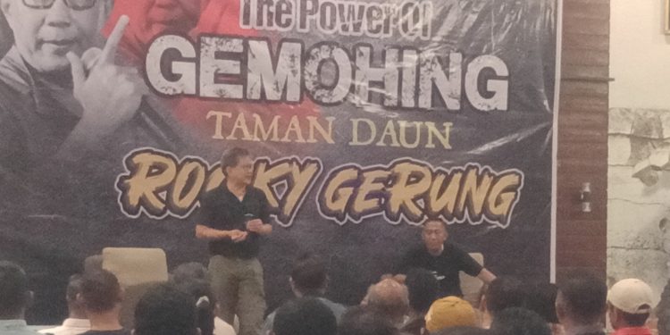 Rocky Gerung saat berbicara di hadapan masyarakat Lembata dalam kuliah akal sehat Membangun Nalar Kritis Berpikir Arah Membangun Lembata di Ballroom Olimpic Resto, Lewoleba, Selasa, 28 Mei 2024.