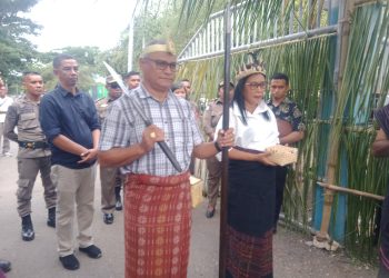 Penjabat Bupati Lembata Paskalis Ola Tapobali didampingi istri mengenakan pakaian kebesaran laki-laki Lamaholot dengan parang dan tombak di tangan saat penjemputan di Pelabuhan Laut Lewoleba, Rabu, 29 Mei 2024.