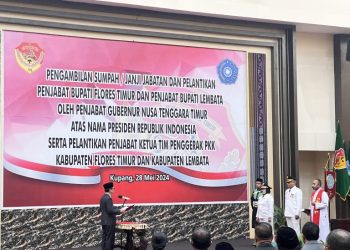 Penjabat Gubernur NTT Ayodhya Kalake melantik Penjabat Bupati Lembata Paskalis Ola Tapobali dan Penjabat Bupati Flotim Nurhayati Rasyid di aula El Tari Kupang, Selasa (28/5/2024). (foto portalntt.com)