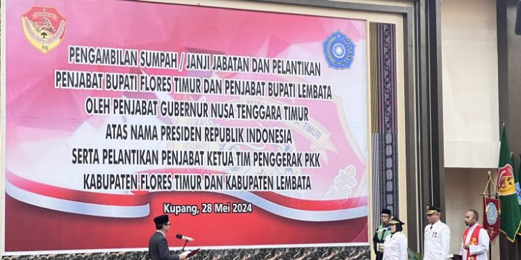 Penjabat Gubernur NTT Ayodhya Kalake melantik Penjabat Bupati Lembata Paskalis Ola Tapobali dan Penjabat Bupati Flotim Nurhayati Rasyid di aula El Tari Kupang, Selasa (28/5/2024). (foto portalntt.com)