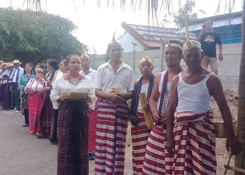 Tokoh adat dari Lamahora saat terlibat dalam seremoni adat penjemputan Penjabat Bupati Lembata Paskalis Ola Tapobali dan Penjabat Ketua Tim Penggerak PKK Kabupaten Lembata Maria Anastasia Bara Baje di Pelabuhan Laut Lewoleba, Rabu, 29 Mei 2024.