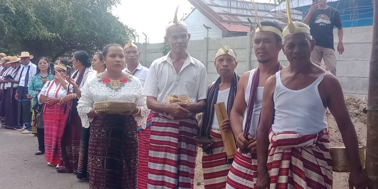Tokoh adat dari Lamahora saat terlibat dalam seremoni adat penjemputan Penjabat Bupati Lembata Paskalis Ola Tapobali dan Penjabat Ketua Tim Penggerak PKK Kabupaten Lembata Maria Anastasia Bara Baje di Pelabuhan Laut Lewoleba, Rabu, 29 Mei 2024.