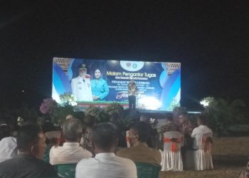 Tokoh agama Islam Haji Mansyur Masan Purab berada di atas panggung malam pengantar tugas Penjabat Bupati Lembata Paskalis Ola Tapobali dan Penjabat Ketua Tim Penggerak PKK Kabupaten Lembata Maria Anastasia Bara Baje di halaman rumah jabatan Bupati Lembata, Jumat, 31 Mei 2024.