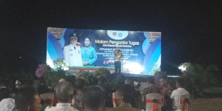 Tokoh agama Islam Haji Mansyur Masan Purab berada di atas panggung malam pengantar tugas Penjabat Bupati Lembata Paskalis Ola Tapobali dan Penjabat Ketua Tim Penggerak PKK Kabupaten Lembata Maria Anastasia Bara Baje di halaman rumah jabatan Bupati Lembata, Jumat, 31 Mei 2024.