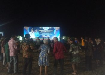 Suasana keakraban malam pengantar tugas Penjabat Bupati Lembata Paskalis Ola Tapobali dan Penjabat Ketua Tim Penggerak PKK Kabupaten Lembata Maria Anastasia Bara Baje di halaman rumah jabatan Bupati Lembata, Kelurahan Lewoleba Timur, Kecamatan Nubatukan, Jumat, 31 Mei 2024 malam tadi.