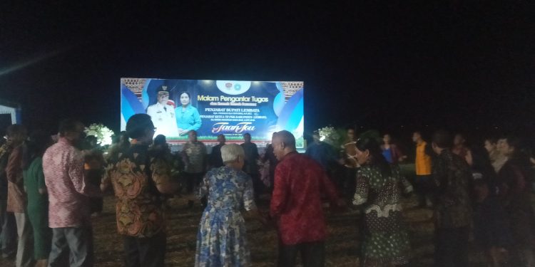 Suasana keakraban malam pengantar tugas Penjabat Bupati Lembata Paskalis Ola Tapobali dan Penjabat Ketua Tim Penggerak PKK Kabupaten Lembata Maria Anastasia Bara Baje di halaman rumah jabatan Bupati Lembata, Kelurahan Lewoleba Timur, Kecamatan Nubatukan, Jumat, 31 Mei 2024 malam tadi.