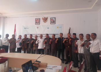 Manajer PLN UPP Nusra III Kasirun foto bersama Penjabat Bupati Lembata Paskalis Ola Tapobali, Pimpinan dan anggota DPRD, pimpinan OPD, pimpinan organisasi vertikal, Forkopimda saat ekspose rencana pembangunan PLTP Atadei di ruang rapat Bupati Lembata, Rabu (12/6/2024).