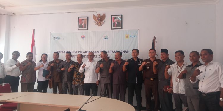 Manajer PLN UPP Nusra III Kasirun foto bersama Penjabat Bupati Lembata Paskalis Ola Tapobali, Pimpinan dan anggota DPRD, pimpinan OPD, pimpinan organisasi vertikal, Forkopimda saat ekspose rencana pembangunan PLTP Atadei di ruang rapat Bupati Lembata, Rabu (12/6/2024).