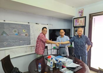 Alexander Tifaona, Founder dan CEO BATARA (kiri) dan Alfons Loemau, Komisaris Utama PT Sasando (tengah) berjabat tangan usai penandatanganan MoU pada Desember 2023 lalu.