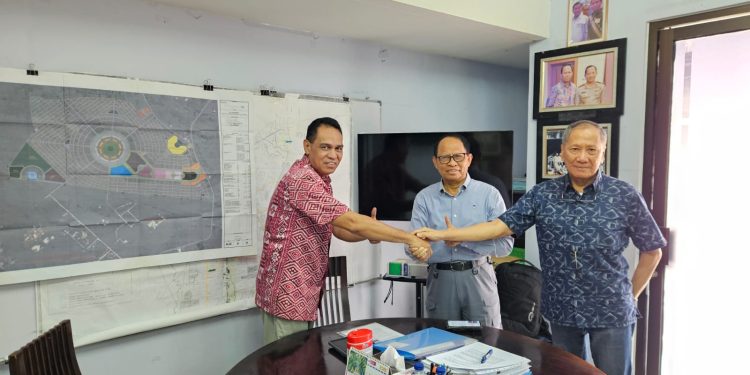 Alexander Tifaona, Founder dan CEO BATARA (kiri) dan Alfons Loemau, Komisaris Utama PT Sasando (tengah) berjabat tangan usai penandatanganan MoU pada Desember 2023 lalu.