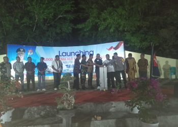 Penjabat Bupati Lembata Paskalis Ola Tapobali bersama Forkopimda Lembata, para camat saat menekan sirine pertanda launching Logo dan tema HUT ke-25 Otonomi Daerah Kabupaten Lembata di Taman Kota Swaolsa Titen Lewoleba, Senin, 22 Juli 2024.