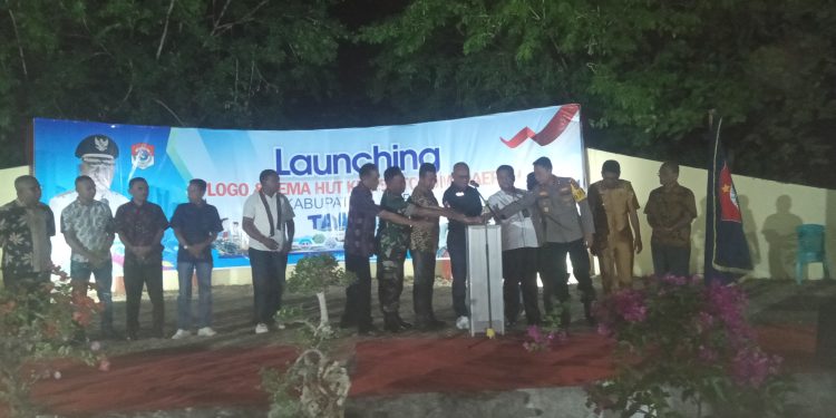 Penjabat Bupati Lembata Paskalis Ola Tapobali bersama Forkopimda Lembata, para camat saat menekan sirine pertanda launching Logo dan tema HUT ke-25 Otonomi Daerah Kabupaten Lembata di Taman Kota Swaolsa Titen Lewoleba, Senin, 22 Juli 2024.